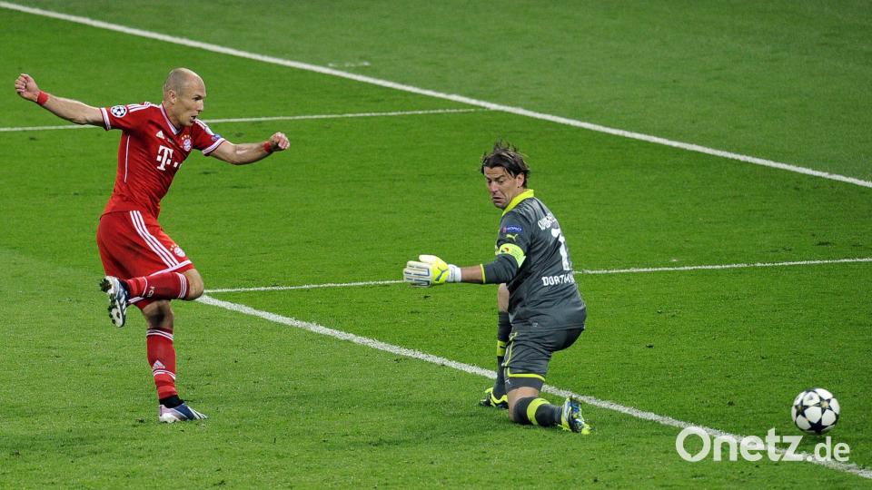 Der Arjen hats gemacht: Arjen Robben (l) erzielt gegen Dormtunds Torwart Roman Weidenfeller das Tor zum 2:1. im Champions-League-Finale. Bild: Tom Hevezi/dpa