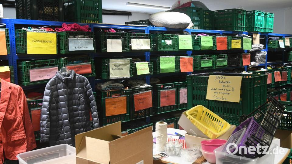 Fein säuberlich sortiert: Jacken, Blazer, Blusen, Hosen und vieles mehr an Kleidung im Sozialkaufhaus. Bild: Gabi Schönberger