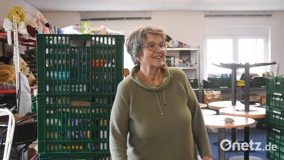 Die Arbeit wird Jutta Dietz so schnell nicht ausgehen im Sozialkaufhaus, trotz Ehrenamt. Wenn jedoch das Enkelkind rufe, werde sie der Tafel &quot;untreu&quot;. Bild: Gabi Schönberger