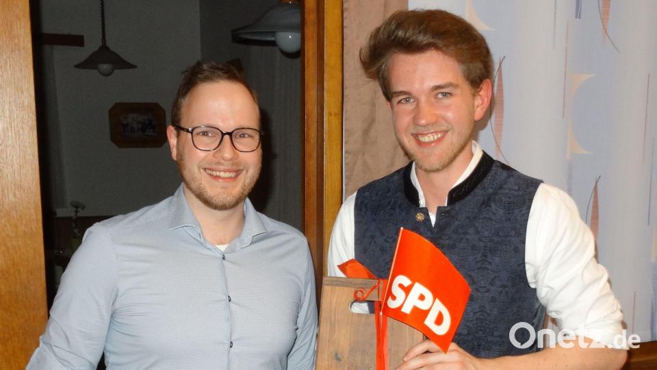 SPD-Ortsvereinsvorsitzender Daniel Reichenberger (links) überreicht David Mandrella eine bayerische Brotzeit. Bild: Norbert Mitlmeier