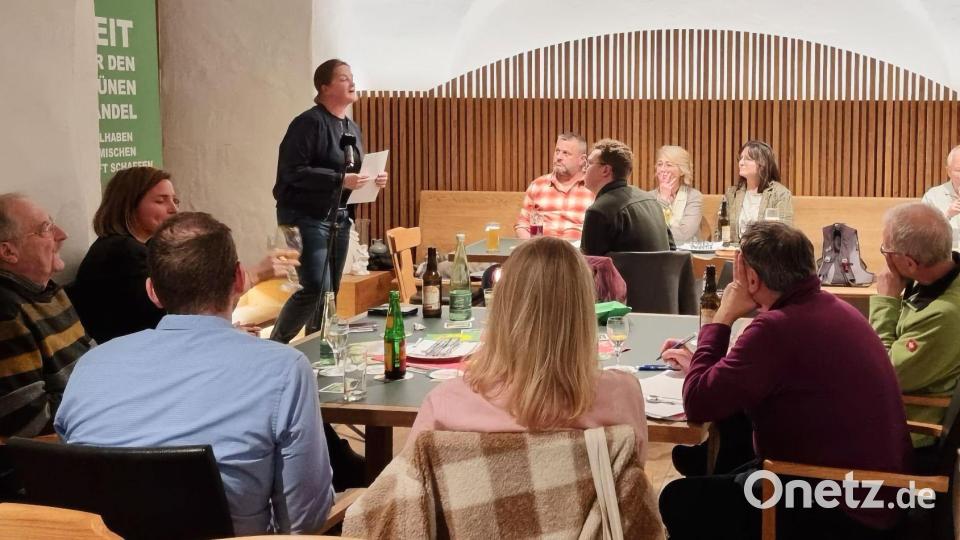 Am politischen Ascher­mitt­woch versammelten sich die Grü­nen-Kreis­ver­bän­de Wei­den und Neu­stadt/WN im Ratskeller in Weiden. Bild: Falk Ponsold