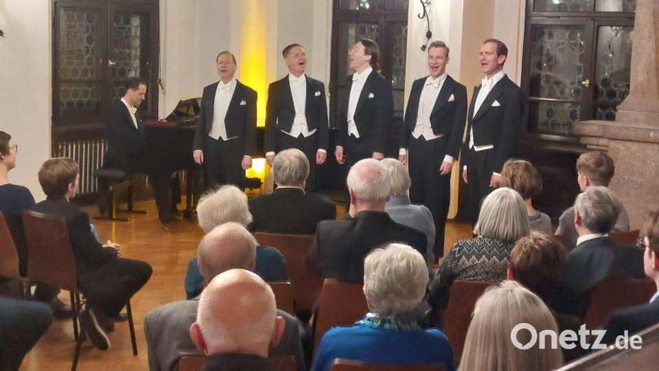 Die &quot;Berlin Comedian Harmonists&quot; verzaubern mit ihrem Gesang das Weidener Publikum. Bild: Kunz
