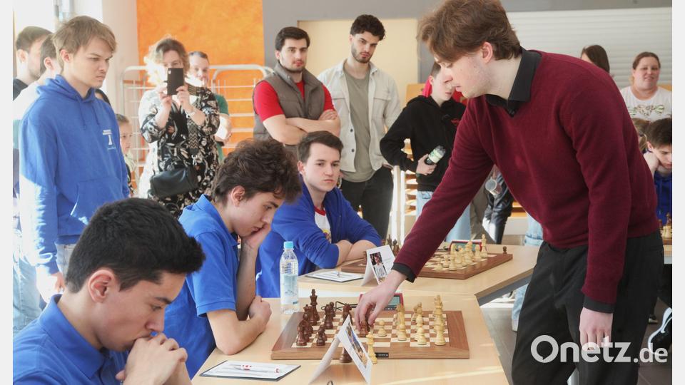 Deutschlands bester Schachspieler Vincent Keymer (rechts) tritt simultan gegen die besten Jugendlichen im Verein an und gewann erwartungsgemäß alle Partien. Bild: Hirsch