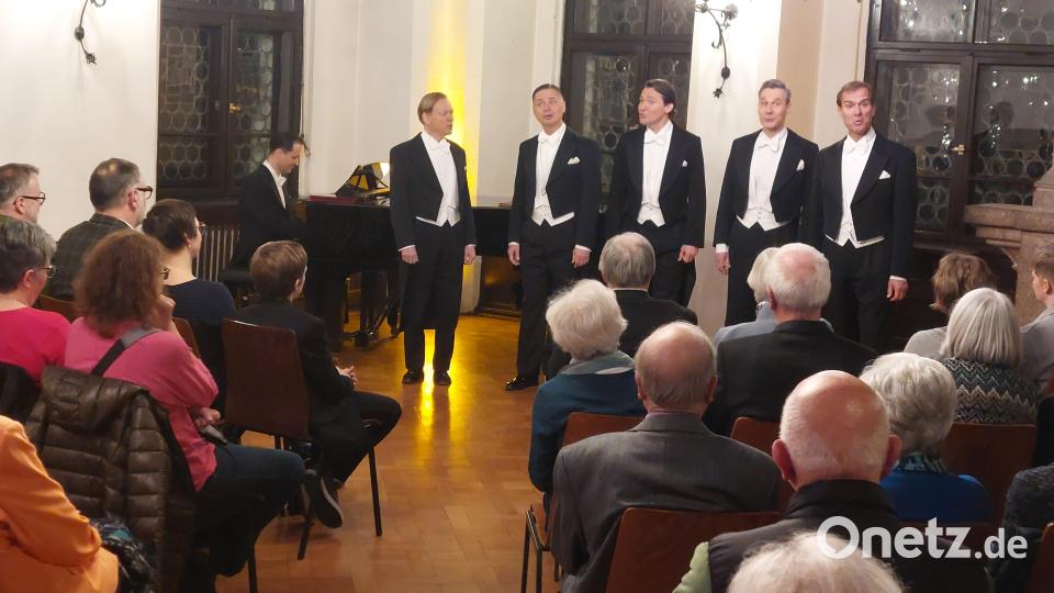 Die &quot;Berlin Comedian Harmonists&quot; verzaubern mit ihrem Gesang das Weidener Publikum. Bild: Kunz