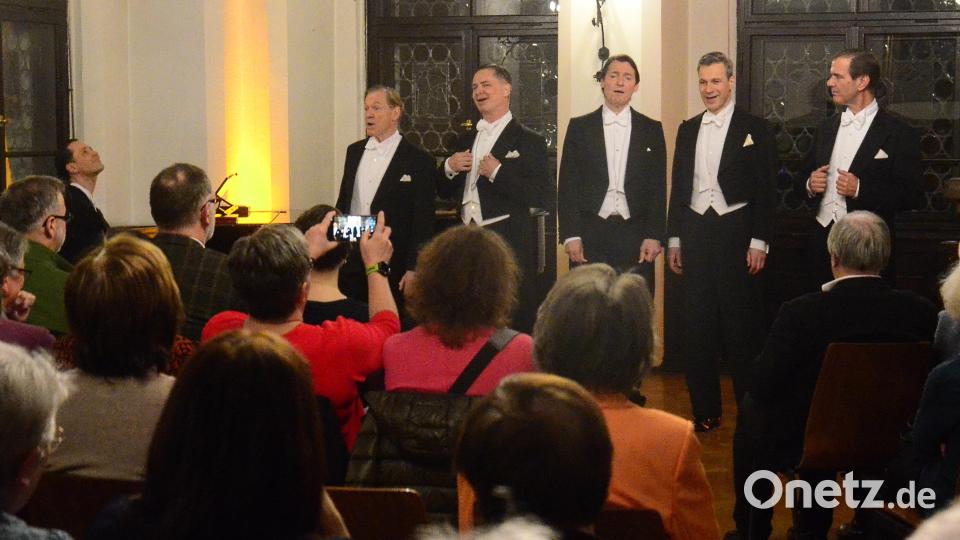 Die &quot;Berlin Comedian Harmonists&quot; verzaubern mit ihrem Gesang das Weidener Publikum. Bild: Kunz
