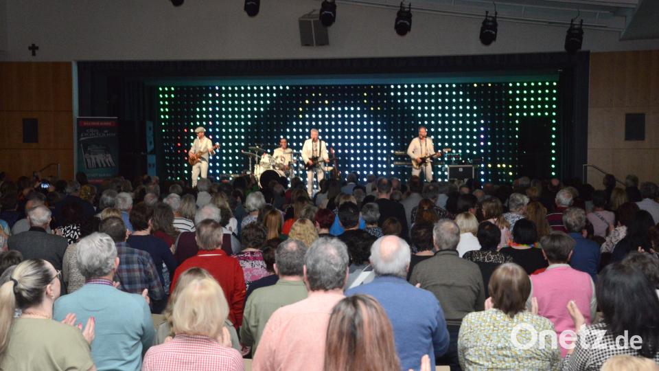Irgendwann gibts keinen Halt mehr für Besucher, alle stehen auf und fühlen damit der &quot;Band&quot; noch näher zu sein. Bild: bey