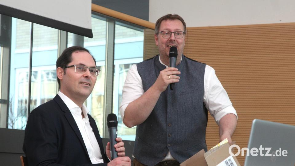 Großmeister Peter Leko (links) und Vorsitzender Johannes Paar (rechts) kommentieren für die Zuschauer die Partien von Vincent Keymer mit den Jugendlichen. Bild: Hirsch