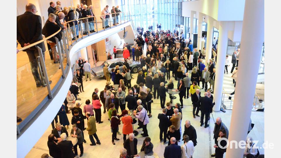 Die Besucher beim Pausensekt. Das Konzert war ausverkauft. Bild: Kunz