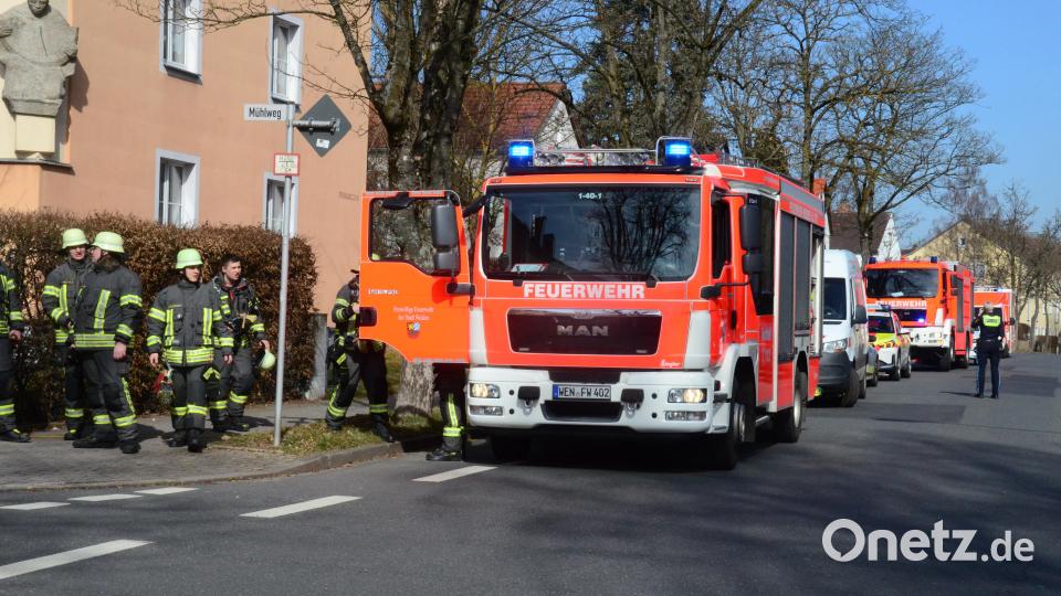Einsatzkräfte der Polizei und Feuerwehr riegeln das Gebiet ab. Bild: Kunz