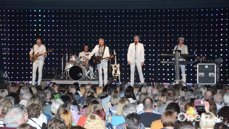 Die Fans der &quot;Paldauer&quot; wollten möglichst nahe bei ihrer Lieblingsband sein. Bild: bey