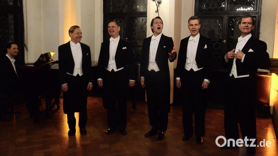 Die &quot;Berlin Comedian Harmonists&quot; verzaubern mit ihrem Gesang das Weidener Publikum. Bild: Kunz