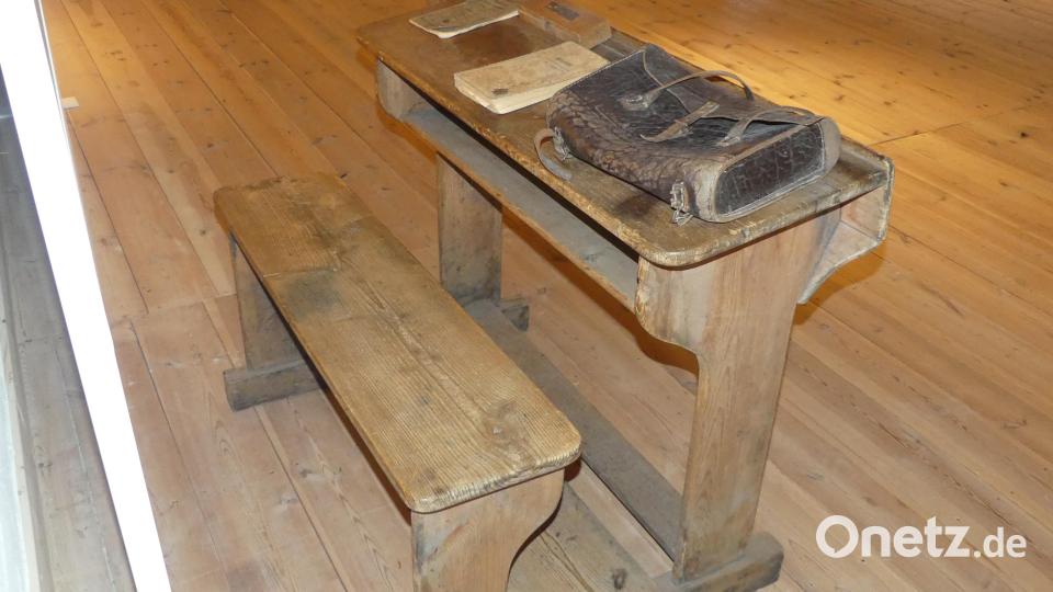 Erinnerungen an die Schulzeit: Zweisitzer-Schulbank Bild: rn
