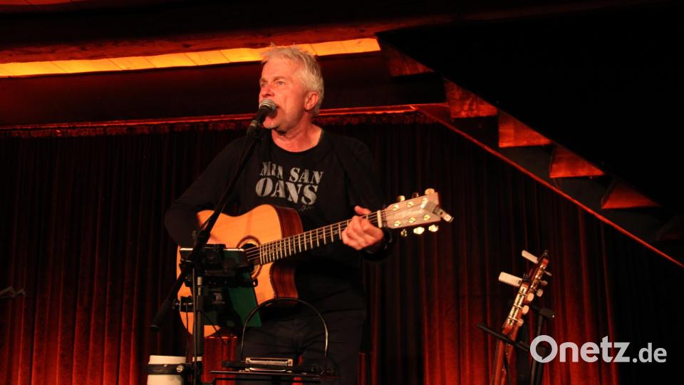 Viel Persönliches gab der bayerische Liedermacher Werner Schmidbauer in seinem Konzert im Schafferhof von sich preis. Seine Musik und seine Texte kamen bei seinen Fans bestens an. &quot;Mir san Oans&quot; - ein Manifest für mehr Menschlichkeit. Bild: prh