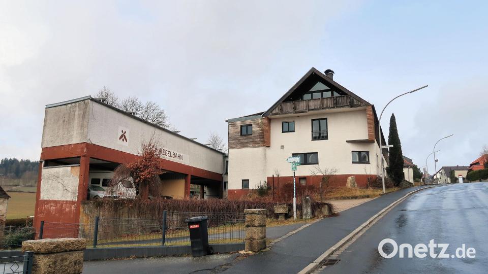 Als weitere Möglichkeit für ein Naturparkzentrum steht dem Naturpark Steinwald das ehemalige Gasthaus „Zum Schützen“ (Bild) in Fuchsmühl zur Verfügung. Bild: bsc