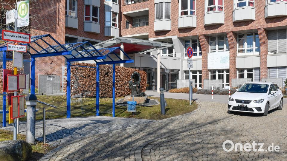 Auch, wenn es nicht so aussieht: Das Parken in dieser Sperrzone stellt den Busverkehr vor große Probleme - auch rechtlich. Bus- und Autofahrer begegnen sich hier oft mit Unverständnis, nicht selten kommt es zu Konflikten. Bild: Petra Hartl