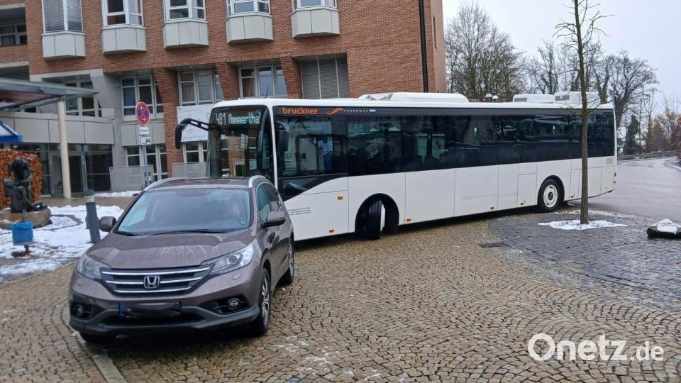 Auto- und Busfahrer kommen sich an der Bushaltestelle vor dem St.-Anna-Krankenhaus regelmäßig in die Quere. Das absolute Halteverbot wird von vielen ignoriert. Der Bus kommt dann aber selbst bei maximalem Lenkeinschlag nicht vorbei – und rückwärts zurückstoßen darf er nicht. Bild: Tobias Gräf