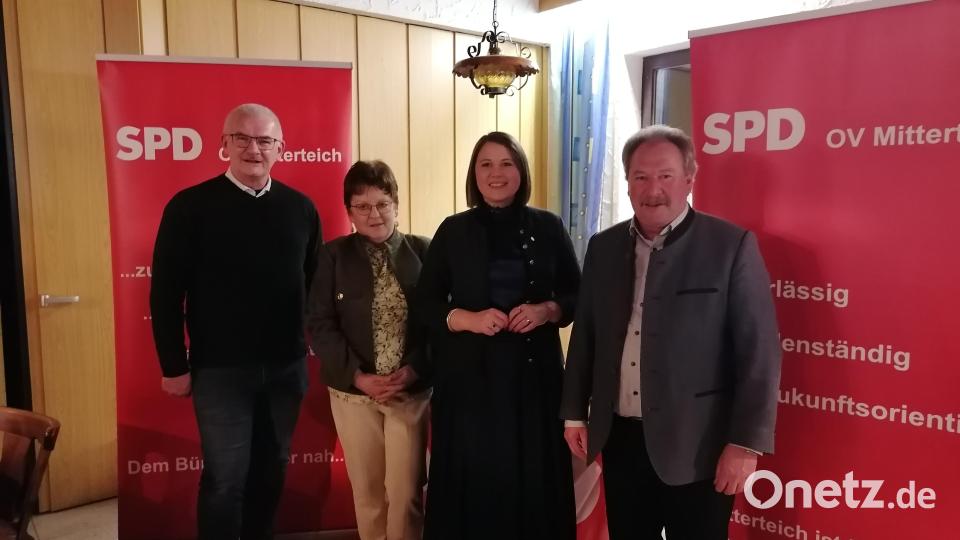 Das Bild zeigt Uli Roth (SPD-Kreisvorsitzender) - Brigitte Scharf (Kreisrätin und Stellvertretende Kreisvorsitzende), Bundestagsabgeordnete Dr. Carolin Wagner und Hans Brandl (Kreisrat und Mitterteicher Ortsvorsitzender (von links). Bild: Uli Roth/exb