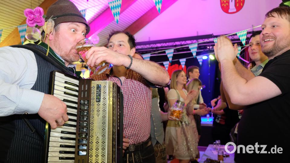 Die Haus-Band des FC ist beim Starkbierfest nicht zu bremsen. Mittendrin unter den fröhlichen Zechern inszenieren die Musiker &quot;Wahnsinn, Hölle und ein Prosit der Gemütlichkeit&quot;. Bild: do