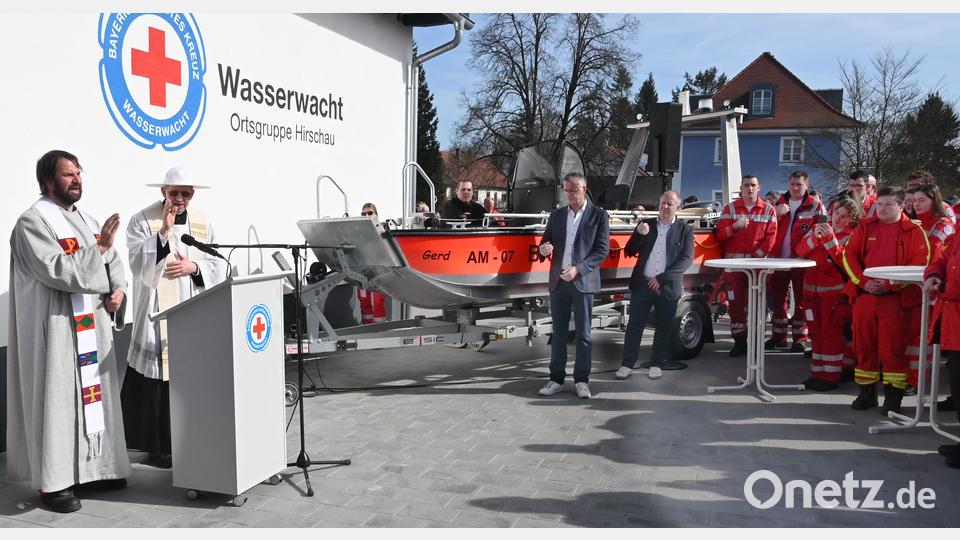 Diakon Tim Saborowski und Pfarrer Johann Hofmann erbitten Gottes Segen für das neue Wasserrettungszentrum in Hirschau und segnen das neue gut 50.000 Euro teure Faster-Einsatzboot namens &quot;Gerd&quot;. Bild: gf