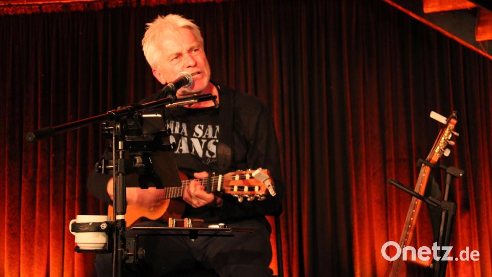 Viel Persönliches gab der bayerische Liedermacher Werner Schmidbauer in seinem Konzert im Schafferhof von sich preis. Seine Musik und seine Texte kamen bei seinen Fans bestens an. &quot;Mir san Oans&quot; - ein Manifest für mehr Menschlichkeit. Bild: prh