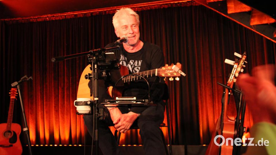 Viel Persönliches gab der bayerische Liedermacher Werner Schmidbauer in seinem Konzert im Schafferhof von sich preis. Seine Musik und seine Texte kamen bei seinen Fans bestens an. &quot;Mir san Oans&quot; - ein Manifest für mehr Menschlichkeit. Bild: prh