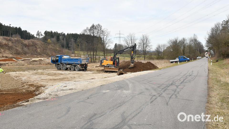 Umleitungen laufen über die Staatsstraße 2165: Das Staatliche Bauamt Amberg-Sulzbach hat wegen des Neubaus einer Brücke auf der Ortsstraße Vilsanger eine Sperrung eingerichtet. Bild: Petra Hartl