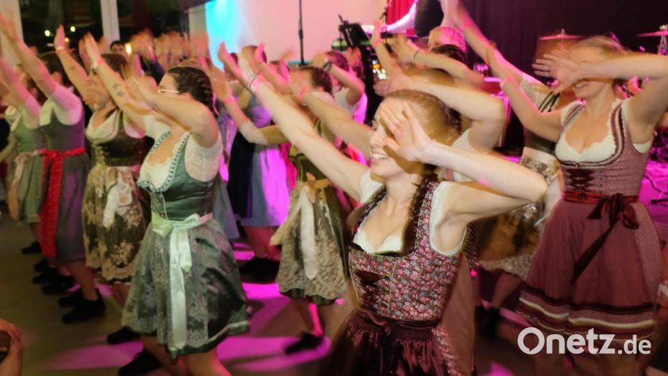 Die Grafenwöhrer Diamond Dancers verzücken mit einer temperamentvollen Tanz-Show. Bild: do