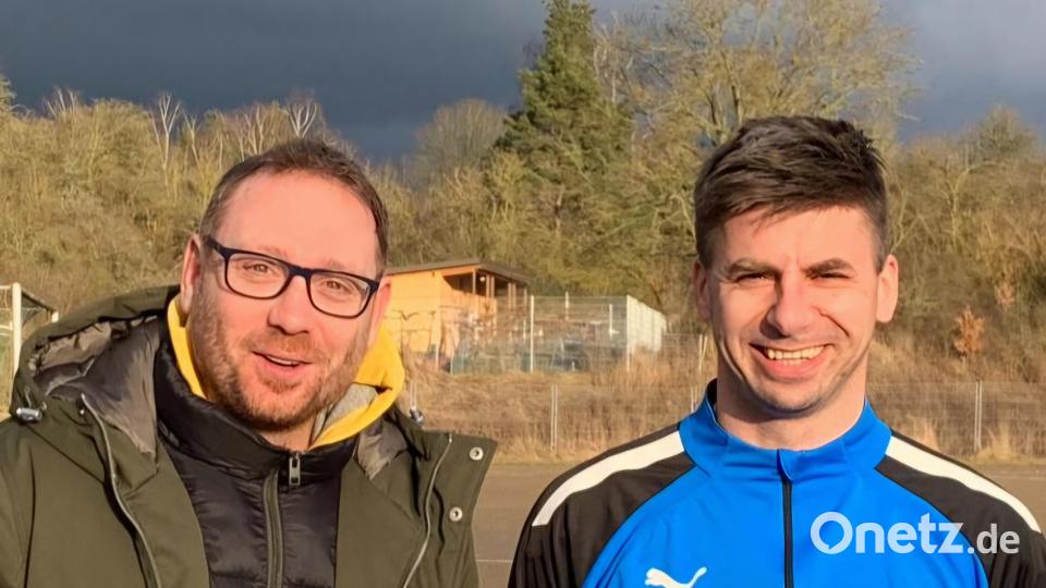 Per Handschlag verlängerten Spartenleiter Stefan Trager (rechts) und Trainer Oliver Eckl dessen Engagement bei der DJK Ensdorf. Bild: tra