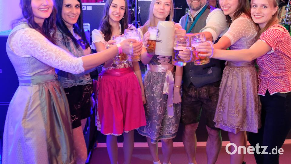Als Hahn im Korb fühlt sich FC-Vorsitzender Wolfgang Seitz inmitten fesch gewandeter Mädels. Bild: do