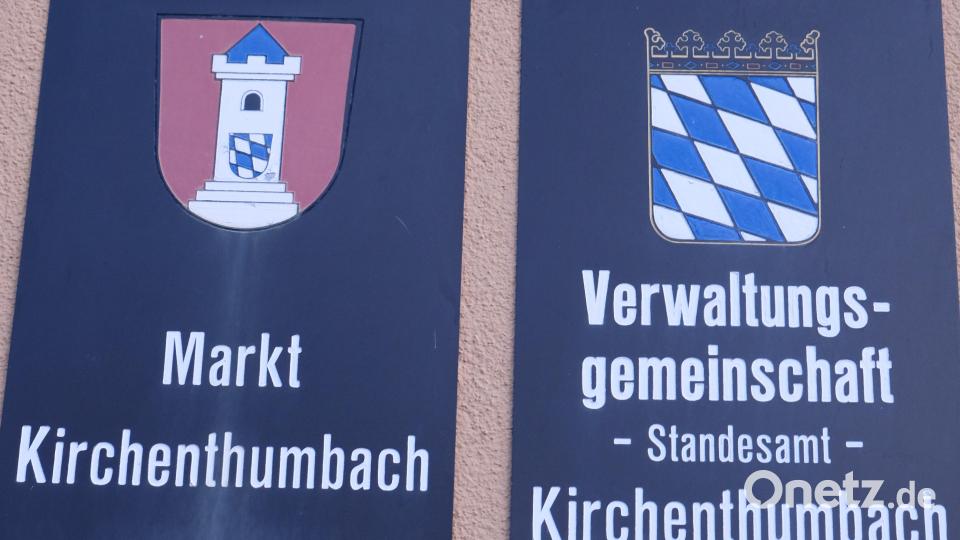 Mit den Bürgermeistern Ewald Plößner (Kirchenthumbach) und Vorbachs Bürgermeister Alexander Goller als Vorsitzender der Gemeinschaftsversammlung der Verwaltungsgemeinschaft residieren im Kirchenthumbacher Rathaus gleich zwei Chefs. Bild: do