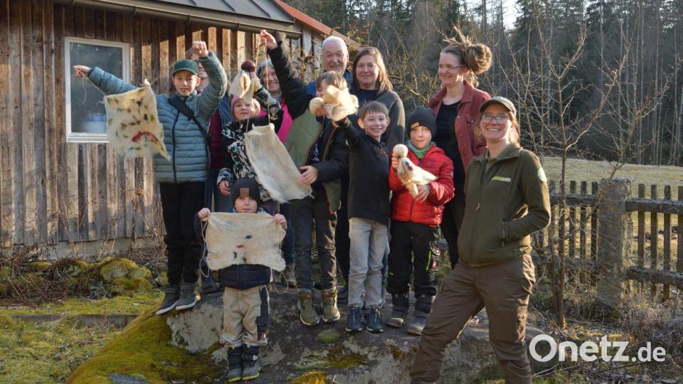 Von der Schafswolle zur handgefertigten Spukgestalt aus Naturfilz. Wie das funktionierte, lernten 18 begeisterte Kinder bei einem Aktionstag der Gesellschaft Steinwaldia Pullenreuth. Im Bild ein Teil der Kinder mit den Vorsitzenden von der Gesellschaft Steinwaldia Pullenreuth, Norbert Reger (hinten), sowie Naturparkrangerin Cornelia Greiner und Magdalena Wolf (von rechts). Bild: Helmut Greger/exb