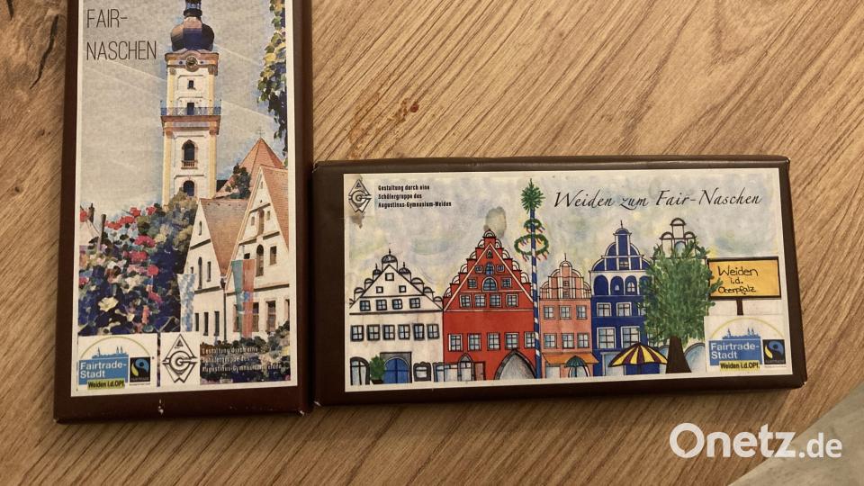 "Weiden zum Fair-Naschen": Die Schokolade mit Stadtbildern und mit dem Fairtrade-Symbol gibt es im Weidener Weltladen zu kaufen. Bild: Stefanie Swann