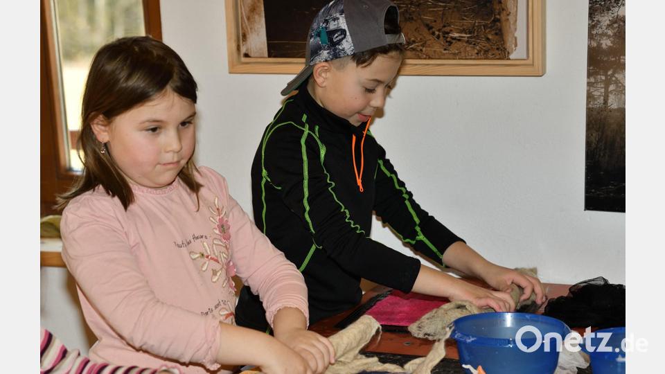 Von der Schafswolle zur handgefertigten Spukgestalt aus Naturfilz. Wie das funktionierte, lernten 18 begeisterte Kinder bei einem Aktionstag der Gesellschaft Steinwaldia Pullenreuth. Bild: Helmut Greger/exb