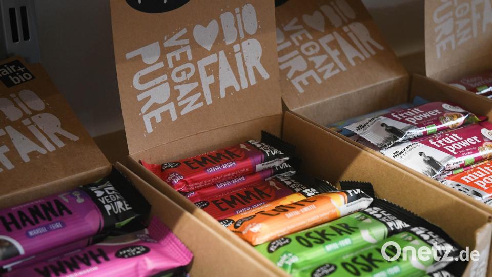 Es gibt eine große Auswahl an Snacks in Fairtrade-Qualität. Bild: Gabi Schönberger