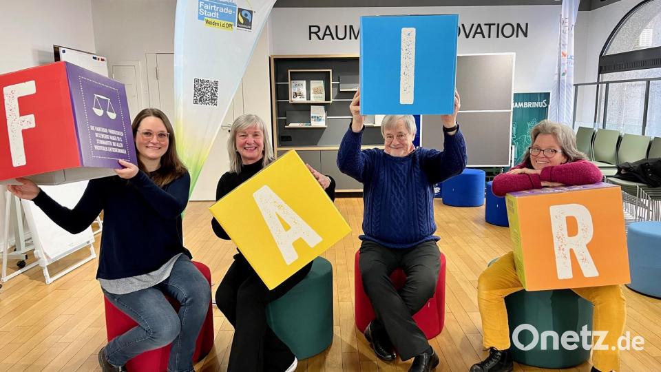 Die Fairtrade-Lenkungsgruppe trifft sich mehrmals im Jahr, um neue Projekte zu planen: Laura Völkl, Cornelia Völkl, Veit Wagner und Annette Rösel (von links). Bild: Gabi Schönberger
