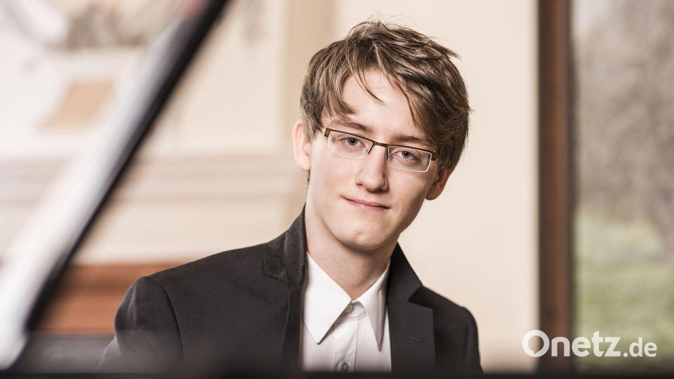 Der junge Pianist Frédéric Otterbach eröffnet den Abend mit Werken des polnischen Impressionisten Karol Szymanowski. Bild: Ingo Peters/exb