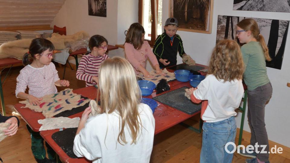 Von der Schafswolle zur handgefertigten Spukgestalt aus Naturfilz. Wie das funktionierte, lernten 18 begeisterte Kinder bei einem Aktionstag der Gesellschaft „Steinwaldia“ Pullenreuth. Bild: Helmut Greger/exb