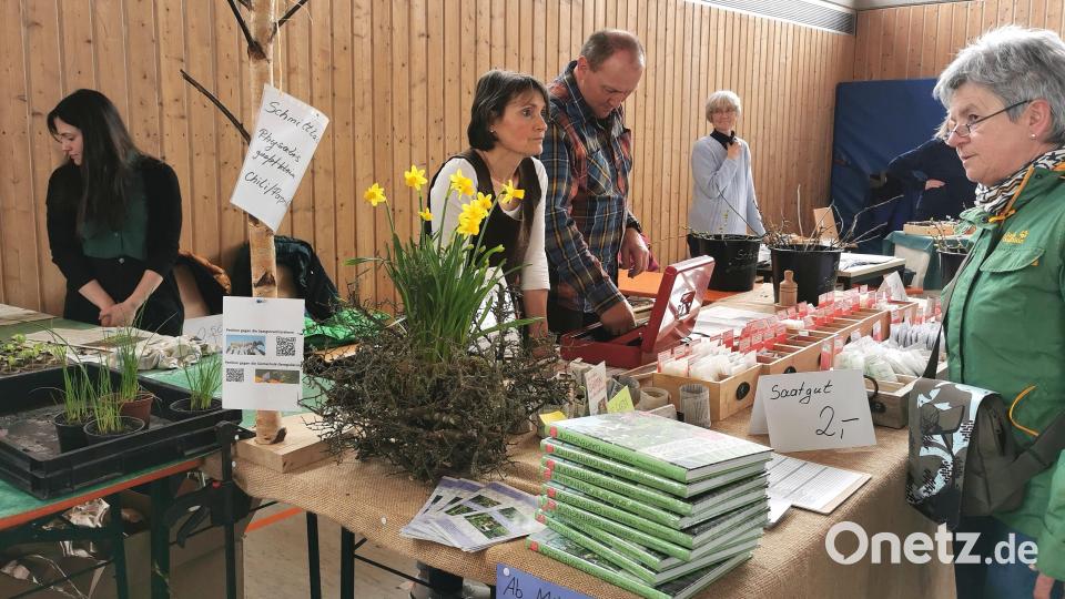 Edeltraud Völkl (Mitte) ist als Mitorganisatorin mit samenfesten Saatgut aus ihrem Permakultur-Garten in der Mehrzweckhalle vertreten. Archivbild: Portner