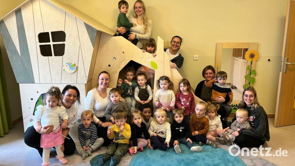 Nach dem Einzug in die neu gestaltete Kita machen es sich die Kinder mit ihren Erzieherinnen gleich bequem. Bild: gz