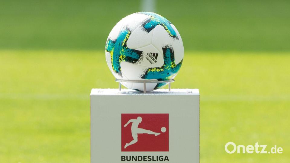 Adidas stellte schon in der Vergangenheit wie hier 2017 den offiziellen Bundesliga-Spielball. Bild: Sebastian Kahnert/dpa