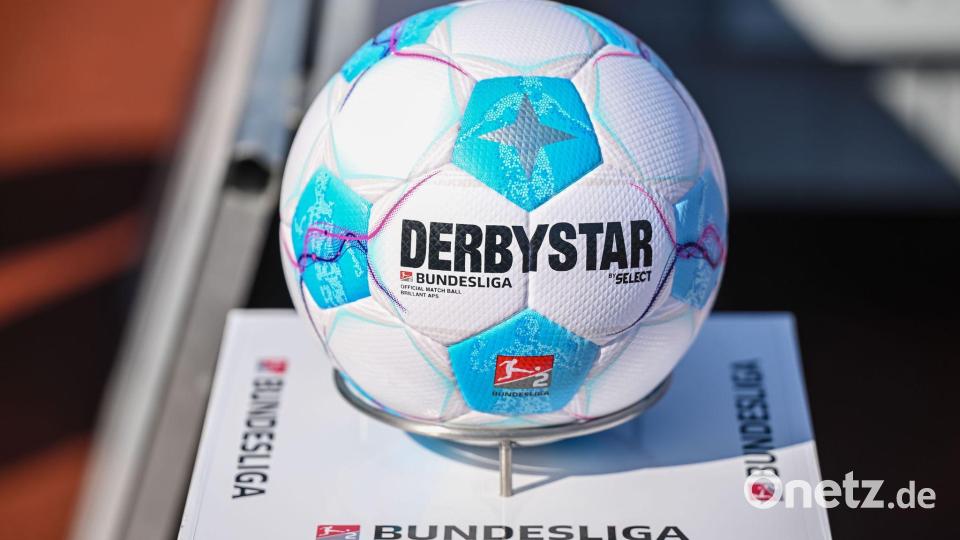 Der Ball von Derbystar wird bald von adidas abgelöst. Bild: Harry Langer/dpa