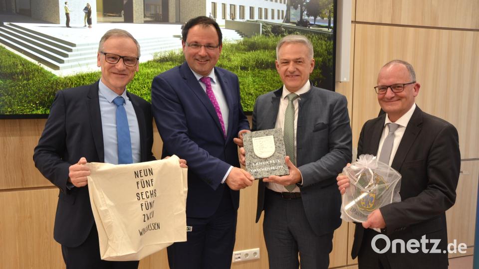 Nicht fehlen durfte die Wappenübergabe der Stadt Waldsassen und des Landkreises, im Bild (von links) mit Bürgermeister Bernd Sommer, Staatssekretär Martin Schöffel, Landrat Roland Grillmeier und Vizepräsident Oliver Schrempel. Bild: jr