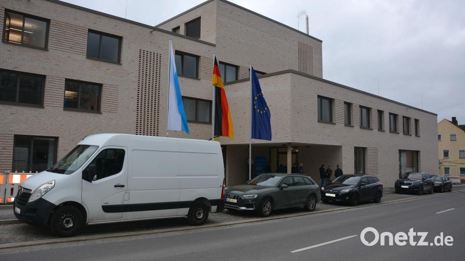 Im Bild der mächtige Neubau an der Egerer Straße, wo neue Landesamt für Digitalisierung, Breitband und Vermessung untergebracht ist. Aktuell sind dort 70 Mitarbeiter beschäftigt. Bild: jr