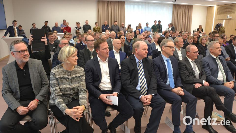 Am Donnerstagnachmittag fand der Festakt mit geladenen Gästen im neuen Verwaltungsgebäude der Geo-Datenbank Bayern in Waldsassen statt. Bild: jr