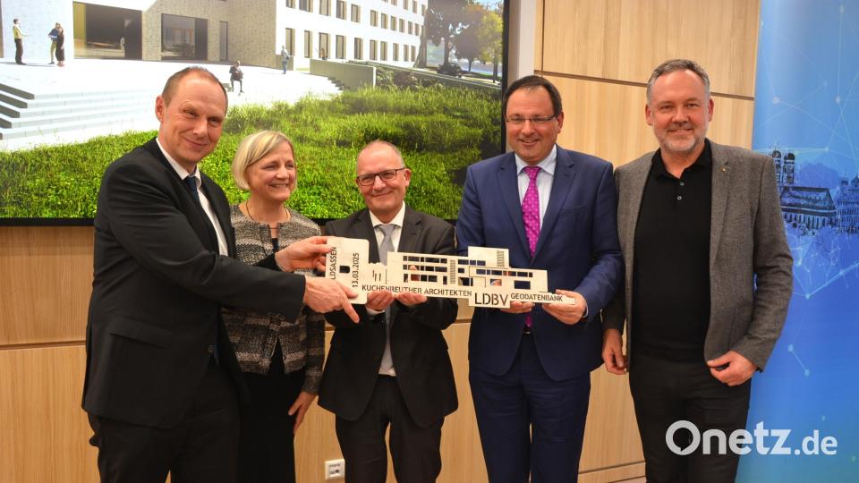 Offizielle Schlüsselübergabe mit Präsident Daniel Kleffel (von links), Elisabeth Bücherl-Beer, Vizepräsident Oliver Schrempel, Staatssekretär Martin Schöffel und Architekt Peter Kuchenreuther. Bild: jr