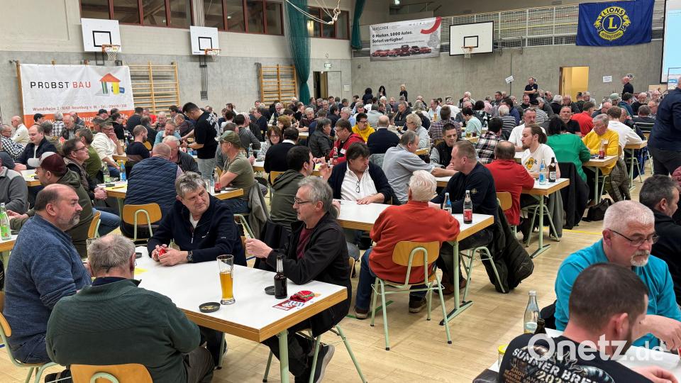 Volles Haus beim Benefizpreisschafkopf des Schwandorfer Lions-Hilfswerks in Pfreimd Bild: Lions Club Schwandorf/exb