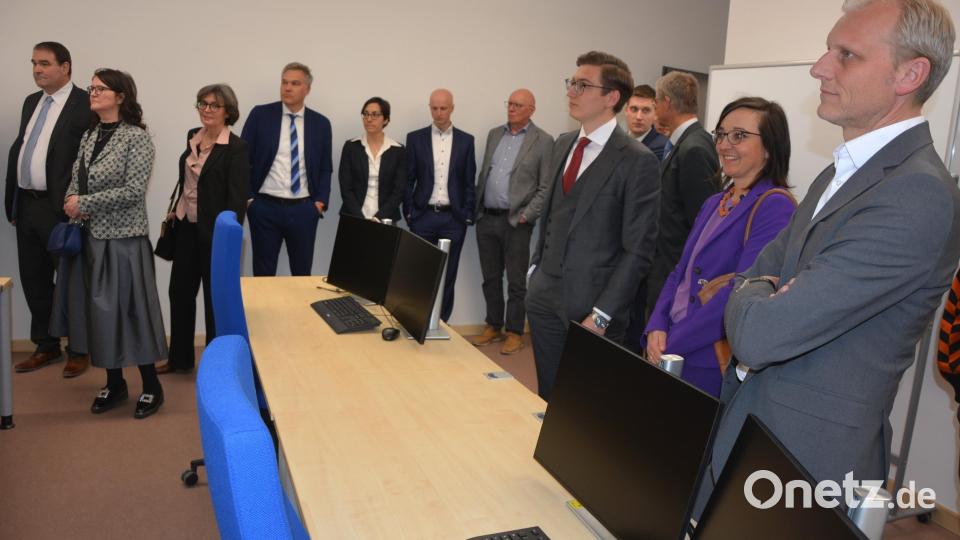 Nach dem Festakt besichtigten die geladenen Gäste das neue Verwaltungsgebäude. Bild: jr