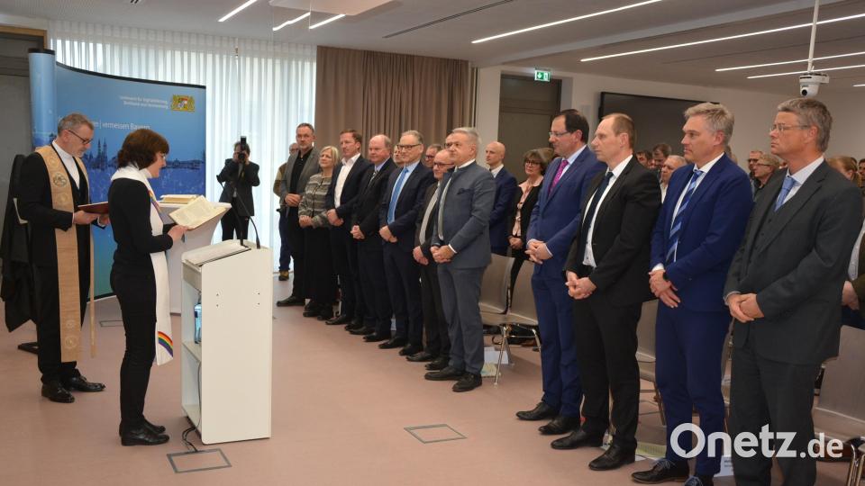 Zur kirchlichen Segnung mit Stadtpfarrer Dr. Thomas Vogl und Pfarrerin Cornelia Kraft erhoben sich die geladenen Gäste. Bild: jr