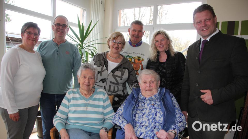 Christa Schultz (rechts sitzend) feierte ihren 90. Geburtstag. Dazu gratulierten ihr nicht nur ihre Verwandten und Freunde, sondern auch Bürgermeister Stefan Grillmeier (rechts). Bild: kro