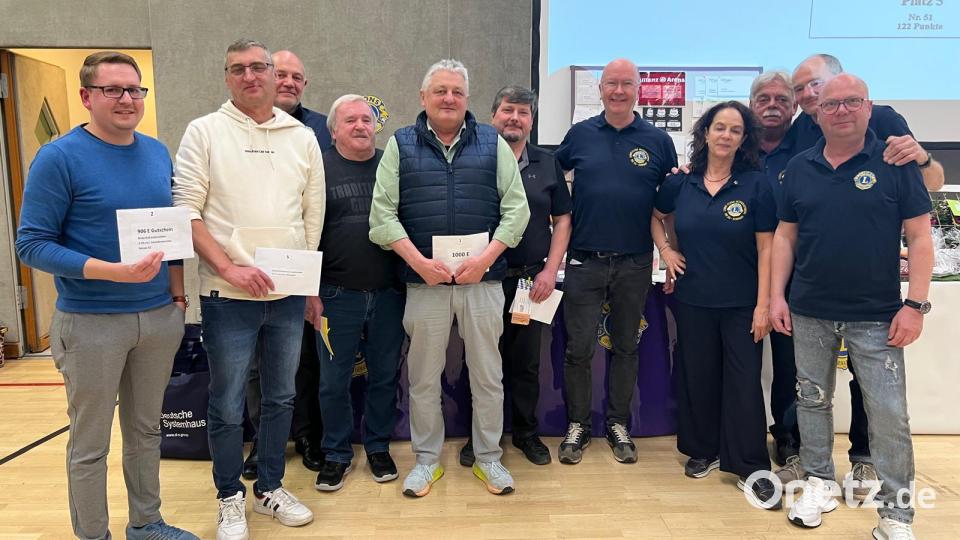 Die fünf Hauptgewinner mit Vertretern des Lions-Clubs Schwandorf. Bild: Lions Club Schwandorf/exb